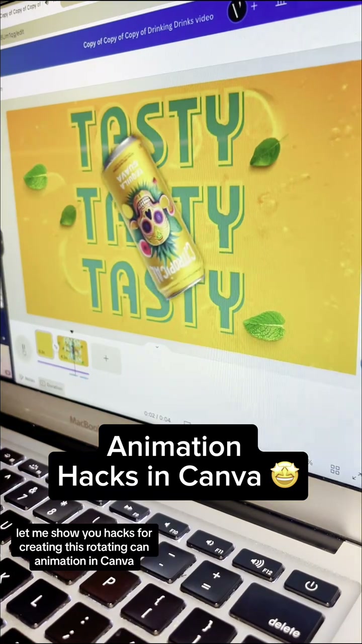 Emprendedora diseñando en Canva de noche